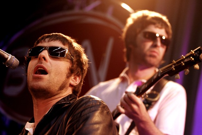 NETHERLANDS - JUNE 01: Photo of Liam GALLAGHER and Noel GALLAGHER and OASIS; Liam Gallagher & Noel Gallagher performing live onstage (Photo by Paul Bergen/Redferns)