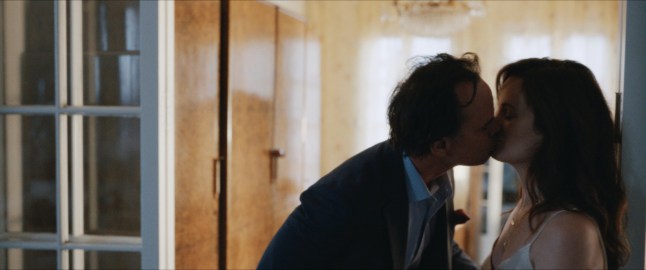 The Univited Rufus Sewell (Gerald), Walter Goggins (Sammy), Elizabeth Reaser (Rose) and Eva De Dominici (Della) in THE UNINVITED. Courtesy of Foton Pictures