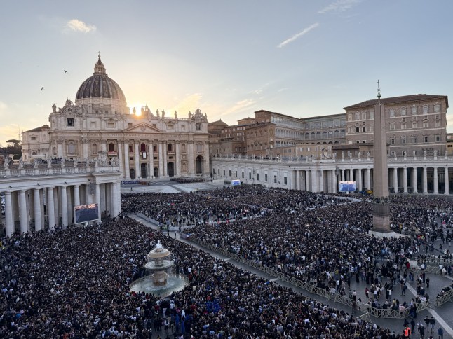 Faithful gather at St. Peter's Square as Pope Leo XIV, Cardinal Robert Prevost of the United States is elected, at the Vatican, May 8, 2025. REUTERS/Murad Sezer